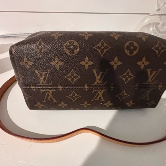 Louis Vuitton Brown Monogram Handbag - Picture 7 of 9
